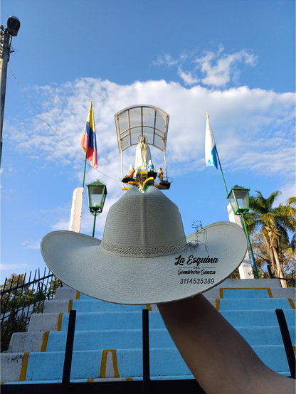 Sombrero suaceño estilo tres canales